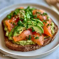 Toast Avocado e Salmone con Pane di Segale