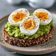 Avocado Toast Con Uovo Su Pane Integrale