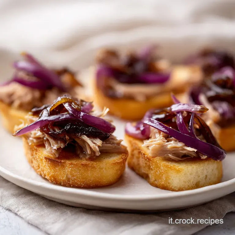 Elegante fila di toast dorati con mousse di tonno chiara, guarniti da cipolla rossa croccante e un tocco di verde.