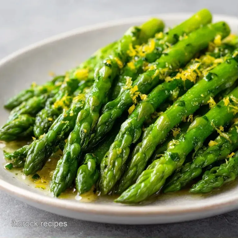 Asparagi verdi disposti con cura su ceramica chiara, completati da granella dorata e un tocco di pepe nero macinato.