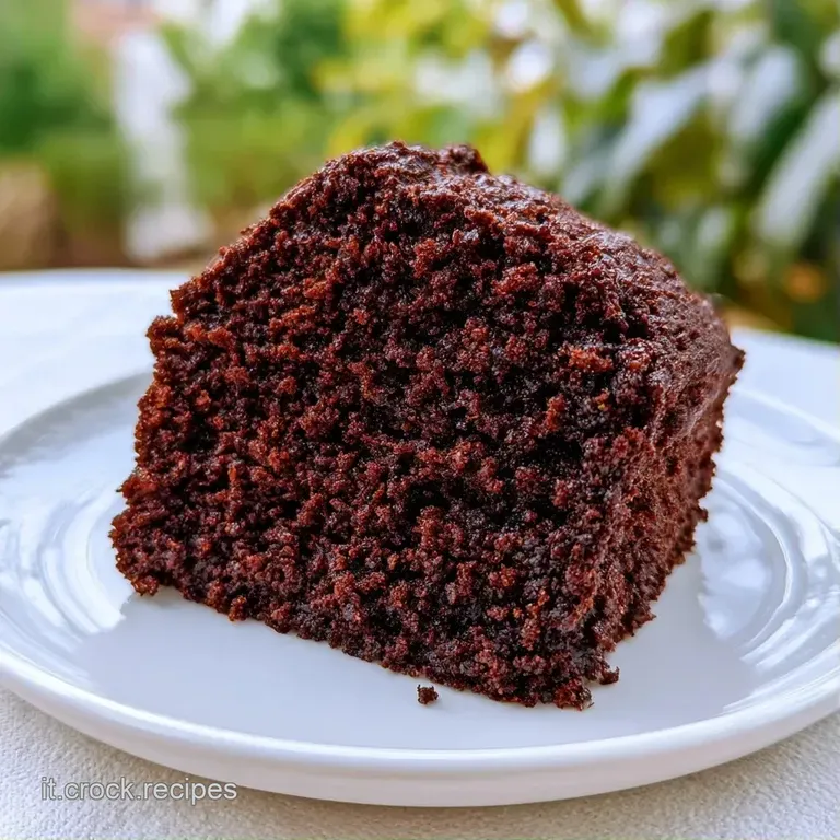 Fetta di dolce marrone intenso su piatto bianco, accompagnata da panna soffice e piccoli frutti di bosco rossi e lucidi.